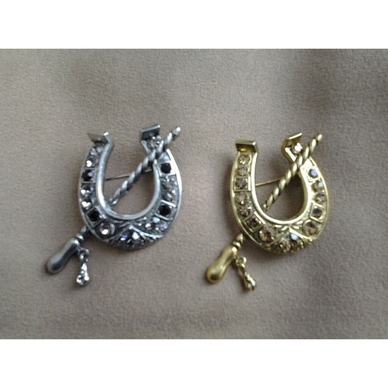 Брошь Подкова с хлыстом 9439