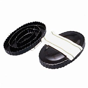 Скребница металлическая овальная на ремешке 50197