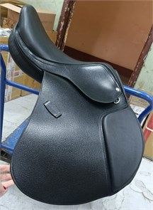 {{photo.Alt || photo.Description || 'Седло LeatherArt Close Contact c конкурное, сменные ленчики в комплекте'}}