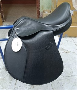 {{photo.Alt || photo.Description || 'Седло LeatherArt Simple конкурное, сменные ленчики в комплекте'}}